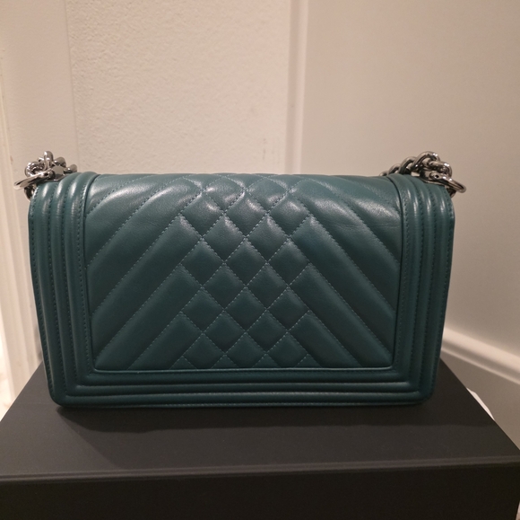 Chanel Boy bag in chevron quilted leather with silver - Picture 2 of 5